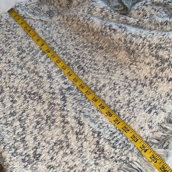 Umgee sweater fuzzy feel wide neck elbow length sleeves fringed Sz medium/large - Picture 3 of 7